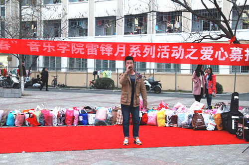 公司志愿者爱心义演关爱信阳贫困群体