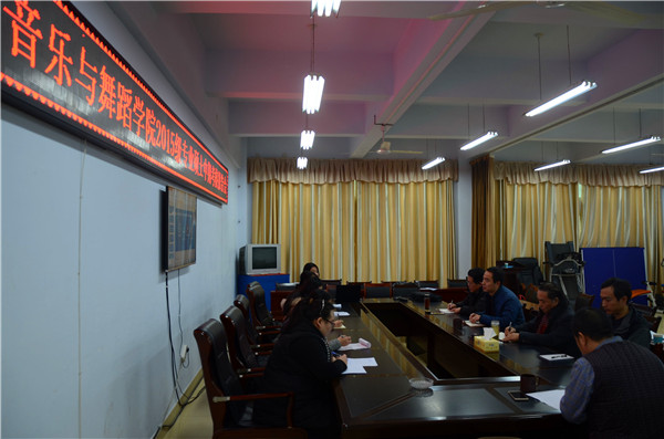 公司举行2015级专业硕士中期考核报告会