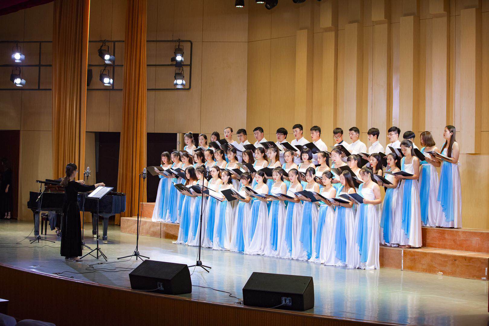 2018070209130914.jpg 2016级视唱练耳教学汇报暨结业考试音乐会成功举办