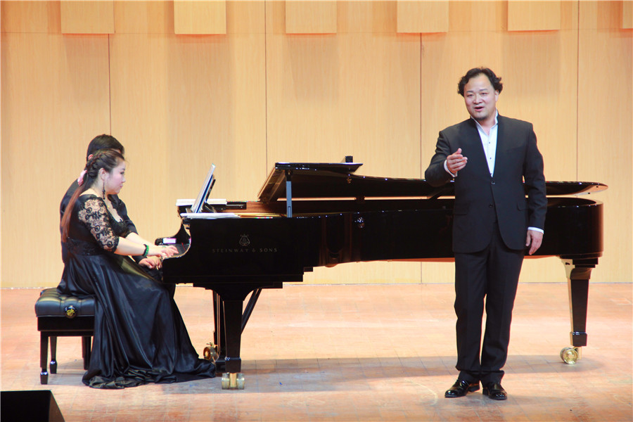 2016051809555194.jpg 姬海冰独唱音乐会暨高校声乐教材作品赏析走进公司