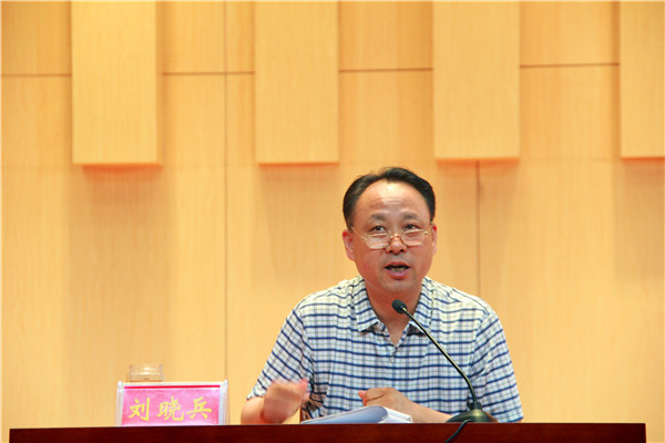 公司党委副书记刘晓兵为新生做入学教育报告会