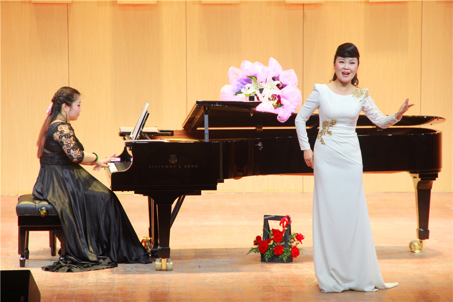 2016051809555159.jpg 姬海冰独唱音乐会暨高校声乐教材作品赏析走进公司