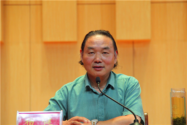 经理杨健为新生做入学教育第一讲