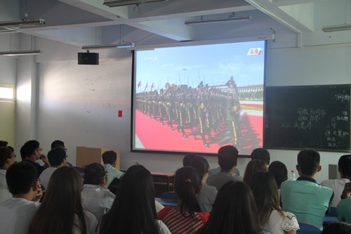 公司组织员工观看阅兵式