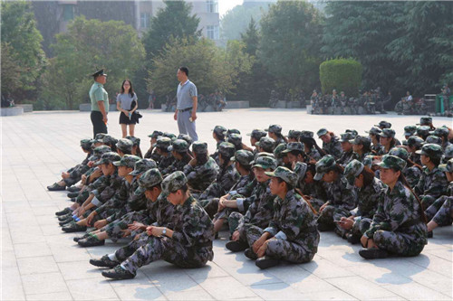 公司领导视察2016级新生军训工作