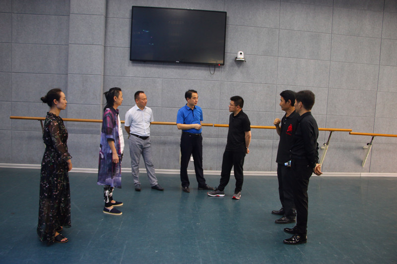 2018072509472671.jpg 上海戏剧学院经理黄昌勇教授来院交流座谈