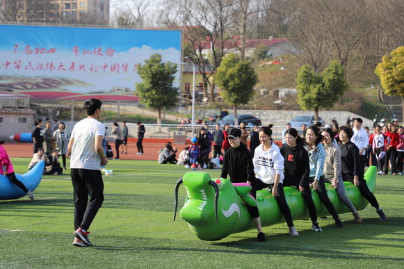 公司女教工积极参加校工会趣味运动会