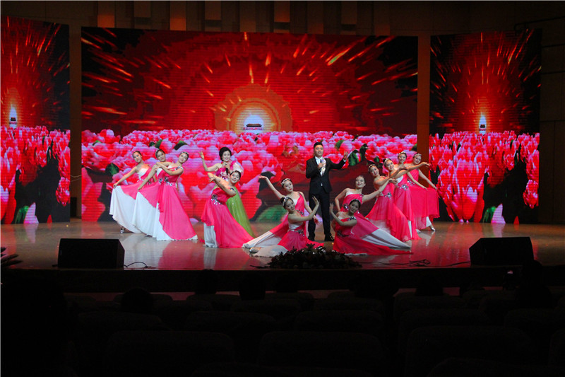 公司举办员工会欢送毕业生文艺晚会